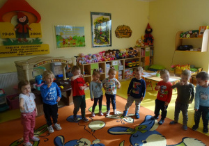 Dzieci śpiewają piosenkę o ząbkach.